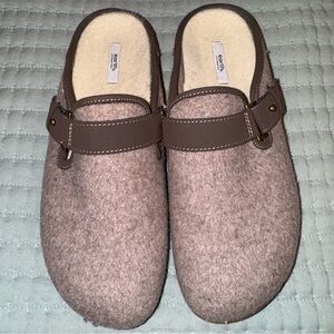 Earth Dream Chinook in the color Taupe. Size 9 Never worn. Super soft!!!